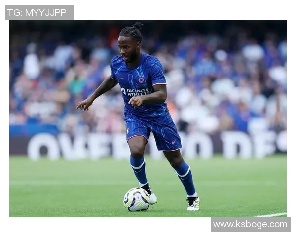 足球球星下蹲瞬间展现力量与技巧 盘点那些令人难忘的精彩时刻 足球球星下蹲瞬间展现力量与技巧 盘点那些令人难忘的精彩时刻